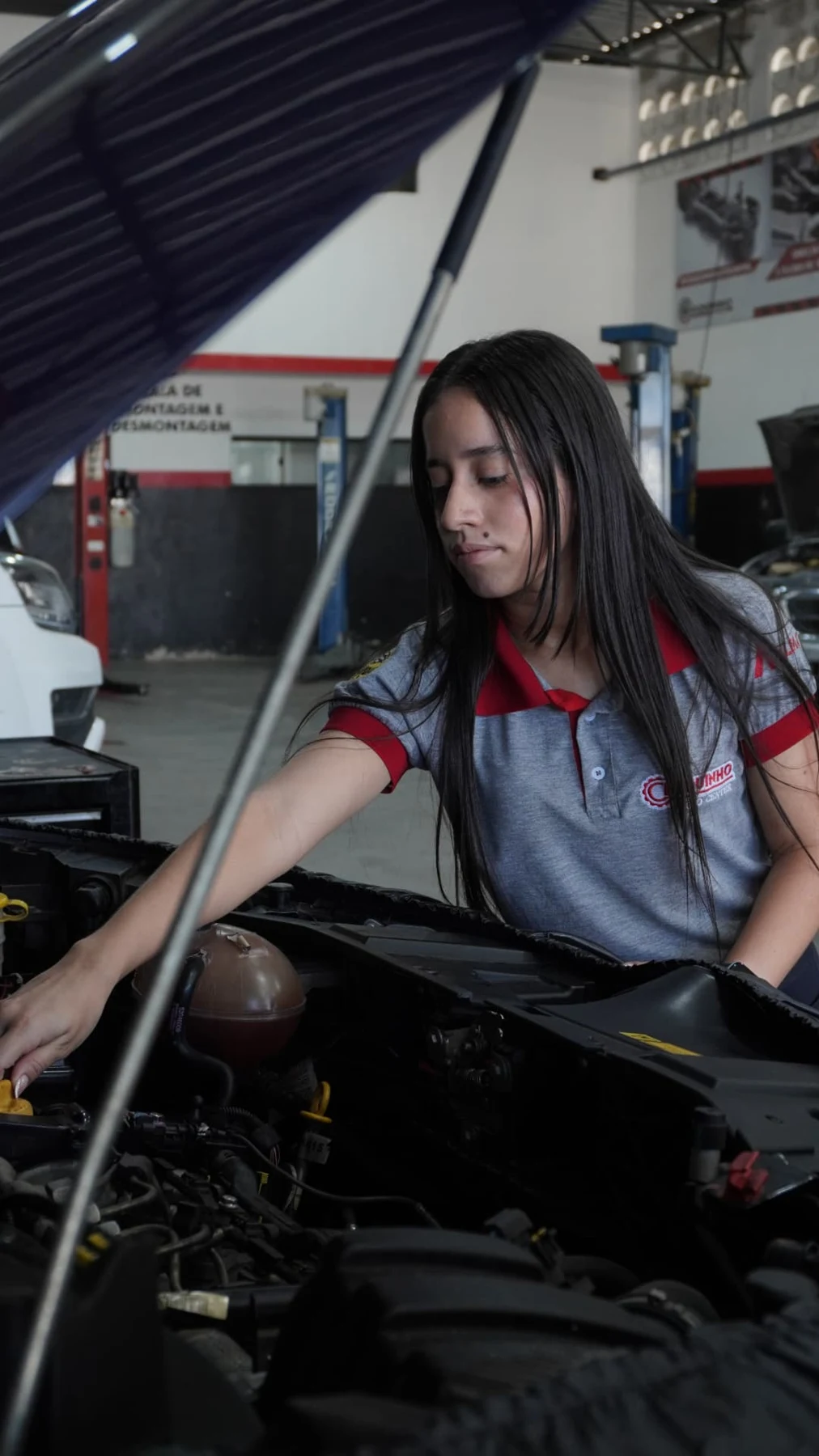 Nossa profissional trabalhando no motor
