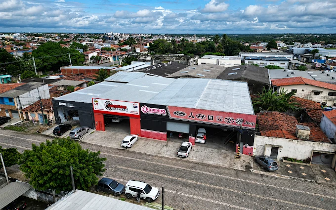 Vista aérea da Chiquinho Auto Center em Parnamirim, com fachada e área de atendimento